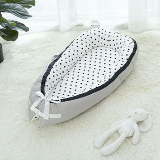 Portable baby crib polka dot design 